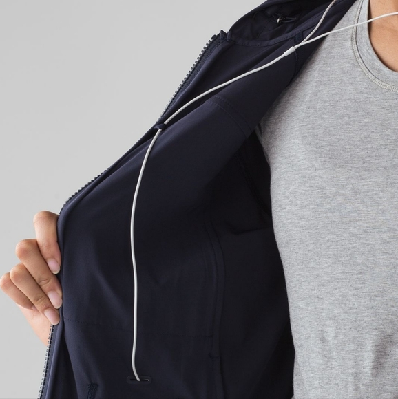 π¦Lululemon On the Fly Jacket in Midnight Navy - Picture 3 of 16